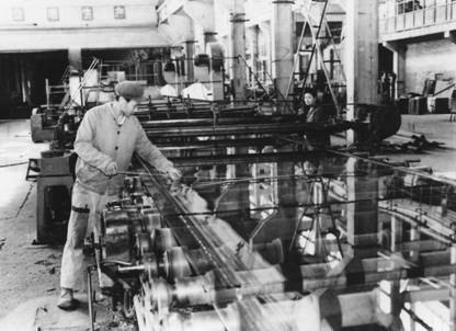 29 上世纪80年代的洛玻浮法一线冷端生产现场.jpg